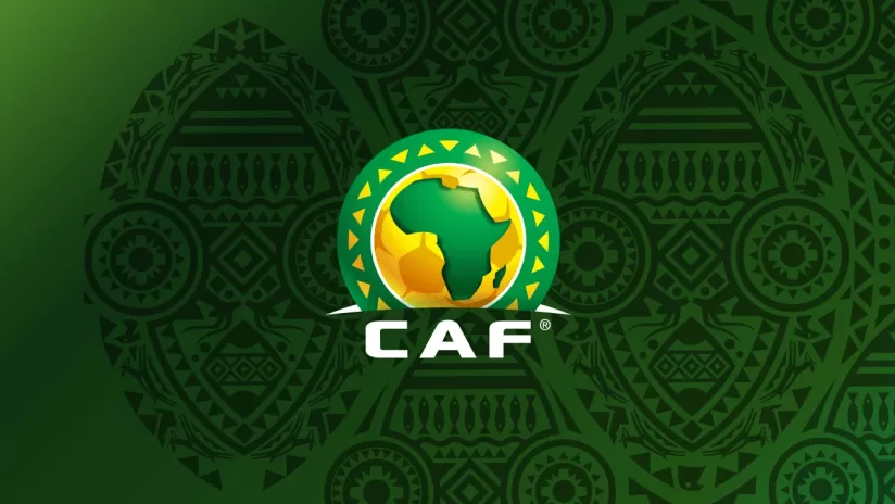 Logo CAF en jaune et vert avec motif ethnique africain en arrière-plan vert foncé