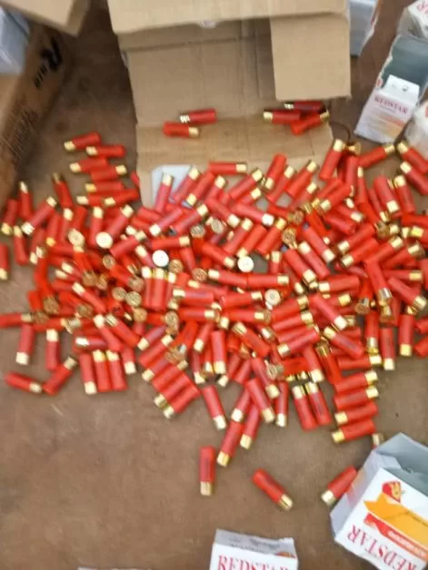 Cartouche de calibre rouge dispersées sur le sol à côté de plusieurs cartons ouverts