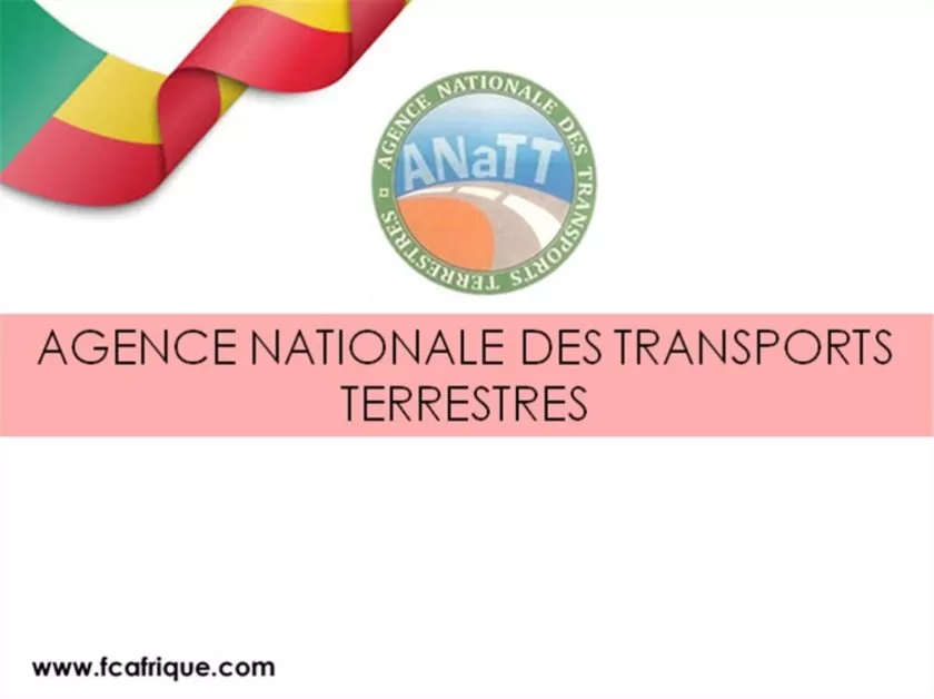 Logo rond de l'agence nationale des transports terrestres avec un ruban tricolore vert jaune rouge en haut à gauche et un bandeau rose au centre