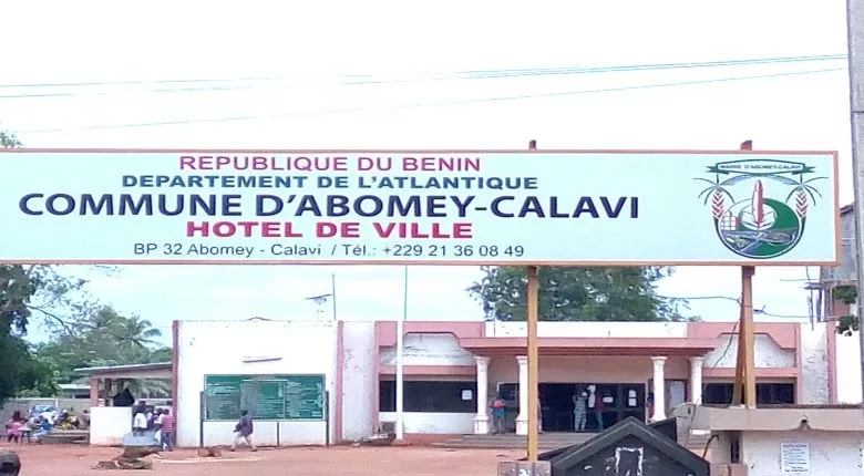 Enseigne du bâtiment principal de la mairie avec des personnes visibles en arrière-plan