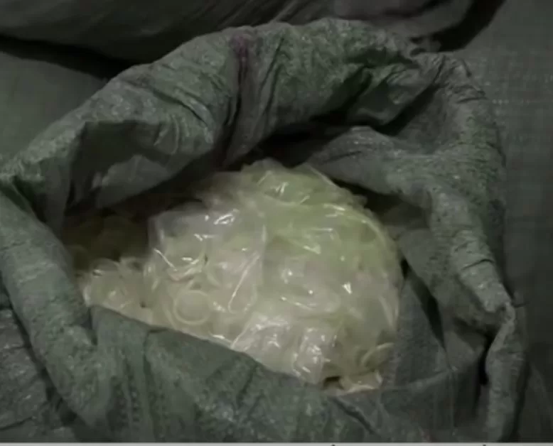 Sac ouvert contenant plusieurs préservatifs en vrac transparents et emballés dans un plastique transparent