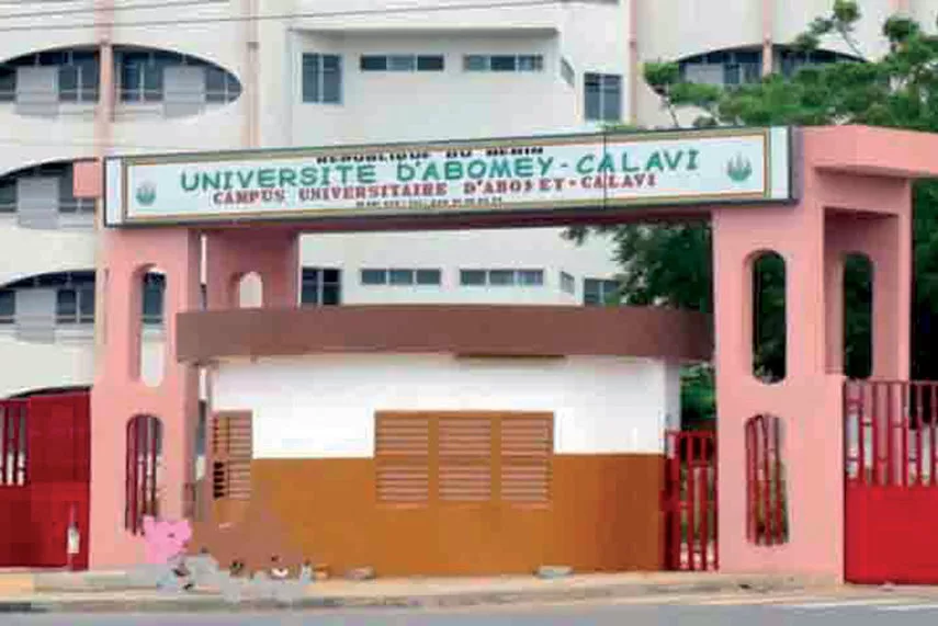 Entrée principale d un campus universitaire avec un panneau indiquant le nom de l université