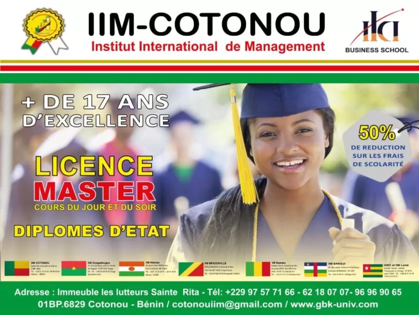 Jeune diplômée souriante en toge et chapeau de remise de diplôme sur fond flou d'autres diplômés