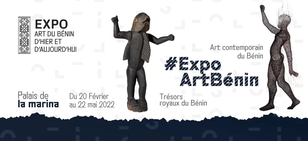 Affiche d'exposition présentant une sculpture d'oiseau anthropomorphe et un motif humain stylisé avec des textes sur l'art du Bénin