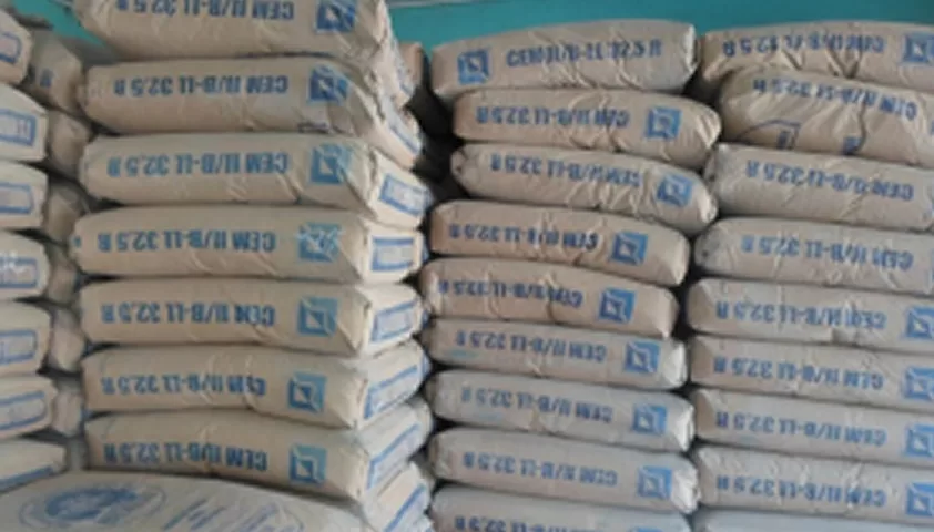 Des sacs de ciment empilés les uns sur les autres formant une pile bien rangée