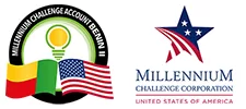Deux logos côte à côte, l’un avec un globe et les drapeaux du Burkina Faso et des États-Unis, l’autre avec une étoile et les mots Millennium Challenge Corporati