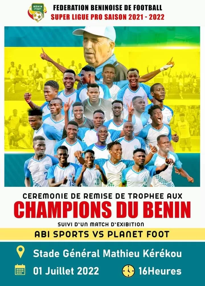 Montage photo d’une équipe de football en maillot blanc et bleu avec un homme casquette blanche en arrière-plan, texte d’annonce d’une remise de trophée