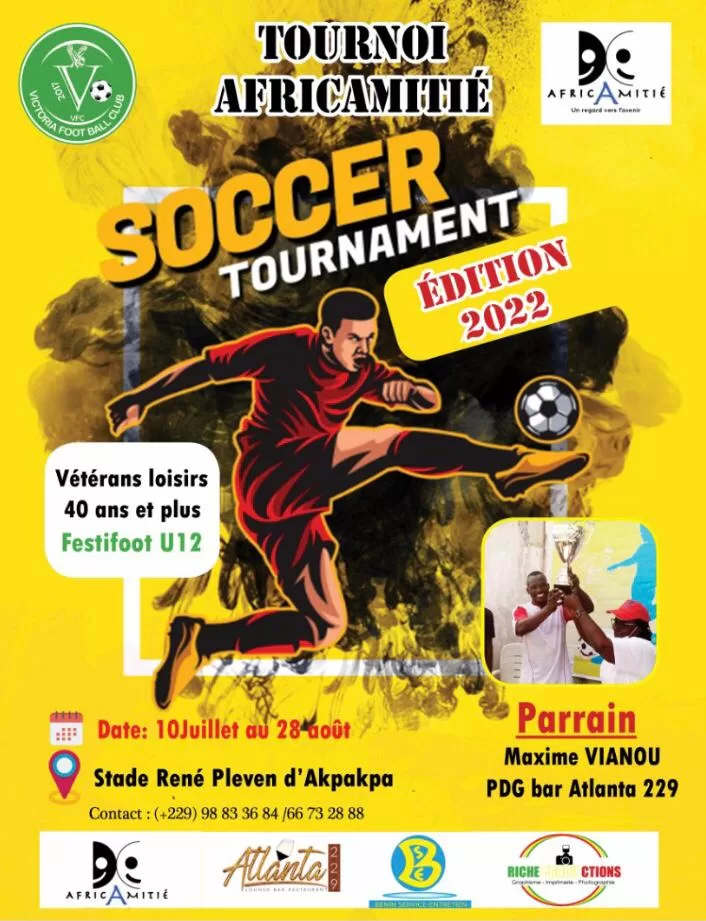 Affiche colorée annonçant un tournoi de soccer avec illustration d’un joueur en rouge en action et informations sur dates et catégories
