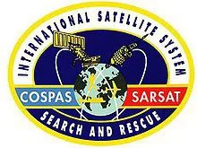 Logo circulaire de COSPAS-SARSAT avec deux satellites au-dessus de la Terre et textes en anglais et en cercles jaune et bleu