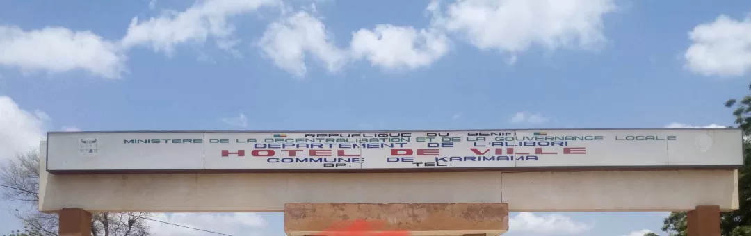 Portail d entrée avec inscription de l hôtel de police sous un ciel bleu partiellement nuageux