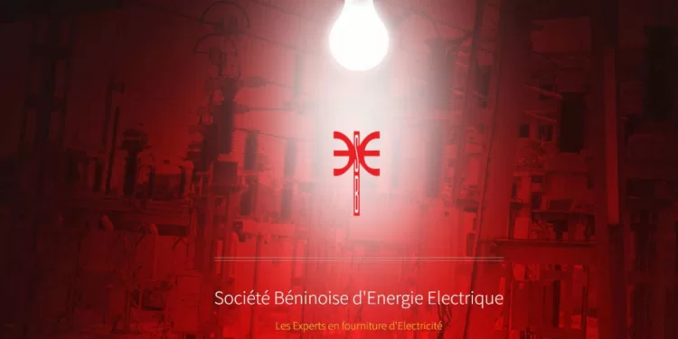 Une ampoule allumée éclaire un panneau avec le logo et le nom de la Société Béninoise d'Énergie Électrique