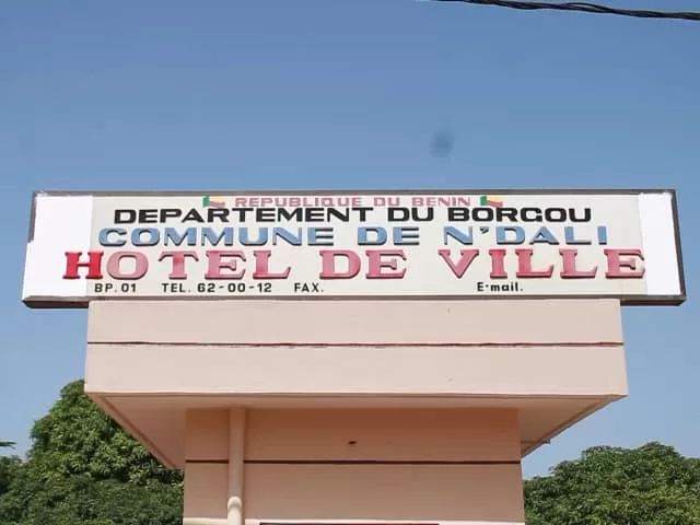 Façade d un bâtiment avec un grand panneau Hôtel de Ville Commune de N'Dali Département du Borgou République du Bénin