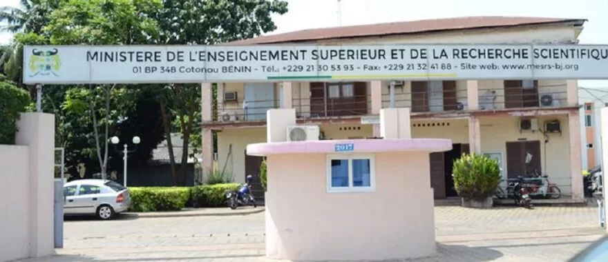 Façade d’un bâtiment administratif avec un panneau indiquant le ministère de l’enseignement supérieur et de la recherche scientifique