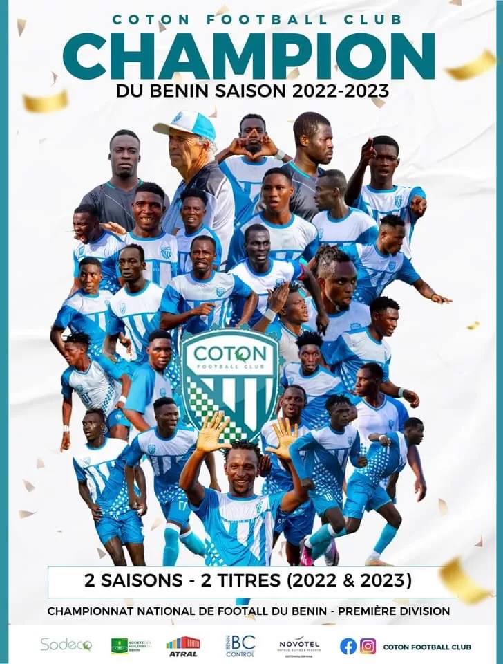 Plusieurs joueurs et un entraîneur posent en tenues de football bleue et blanche autour d'un logo central avec du texte sur fond blanc