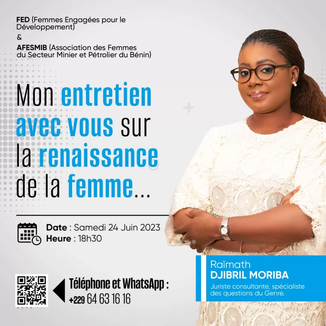 Femme debout bras croisés portant un haut blanc devant un panneau texte sur un entretien à propos de la renaissance de la femme