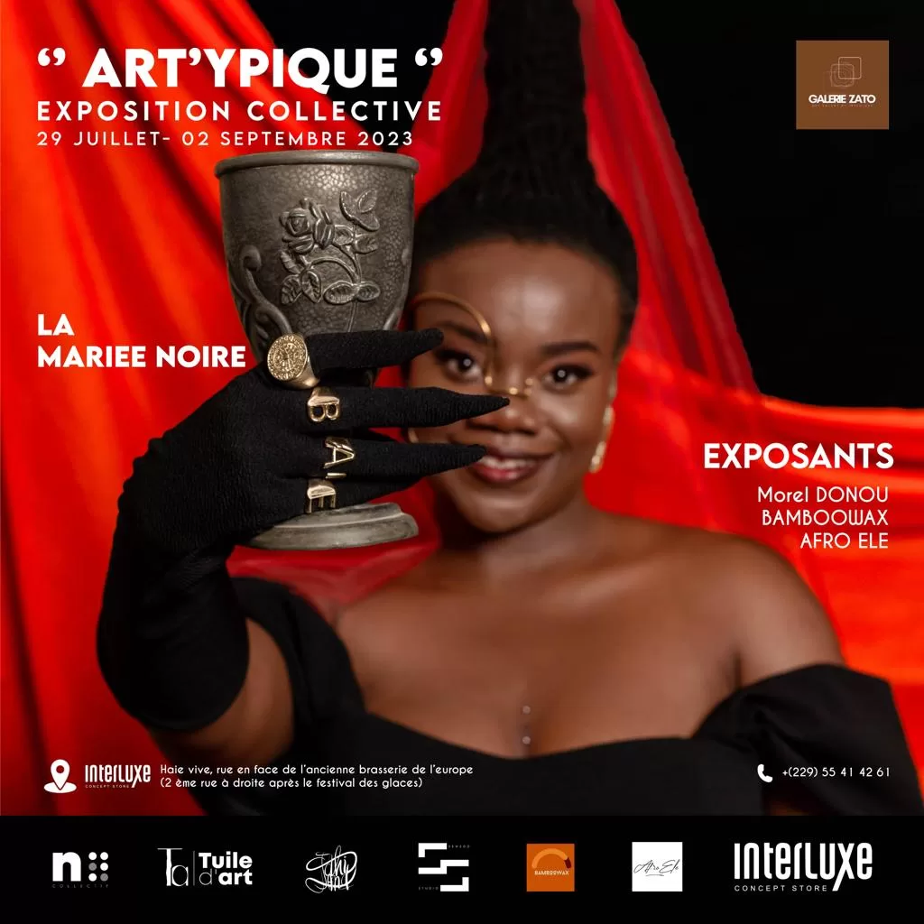 Jeune femme souriante en robe noire et gants longs tenant un vase orné et coiffée d une voile rouge intense