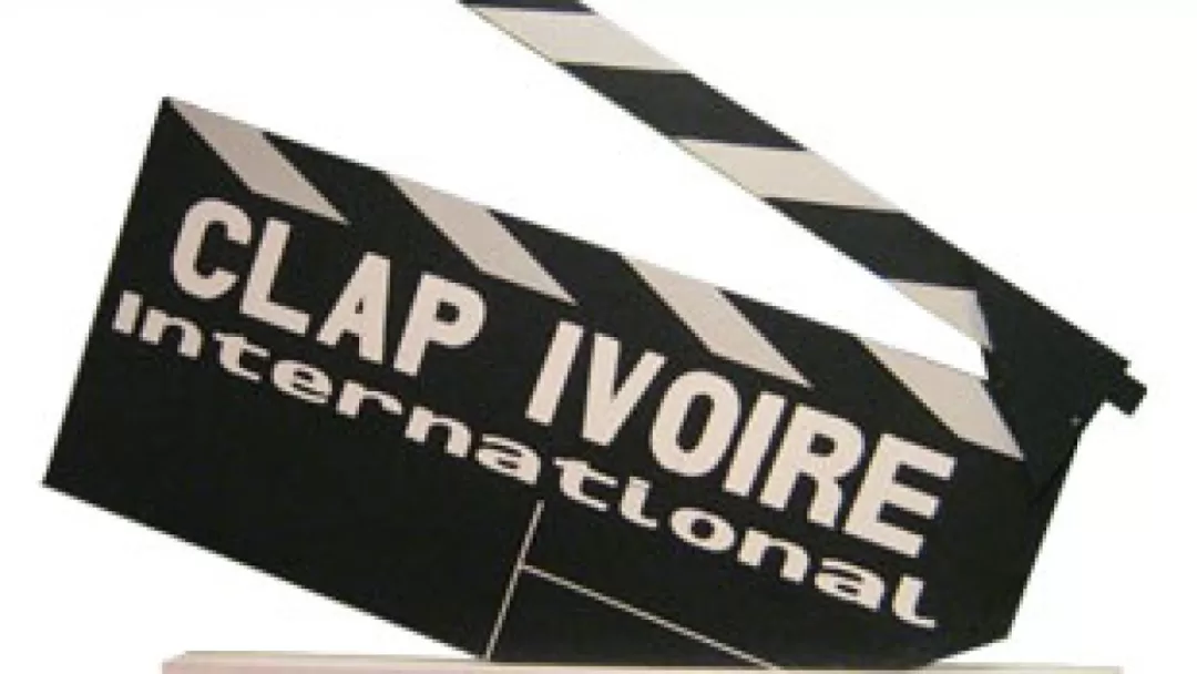 Clap de cinéma noir et blanc avec l'inscription Clap Ivoire international sur fond blanc