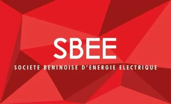 Fond rouge avec formes géométriques et texte blanc SBEE Société Béninoise d'Energie Electrique