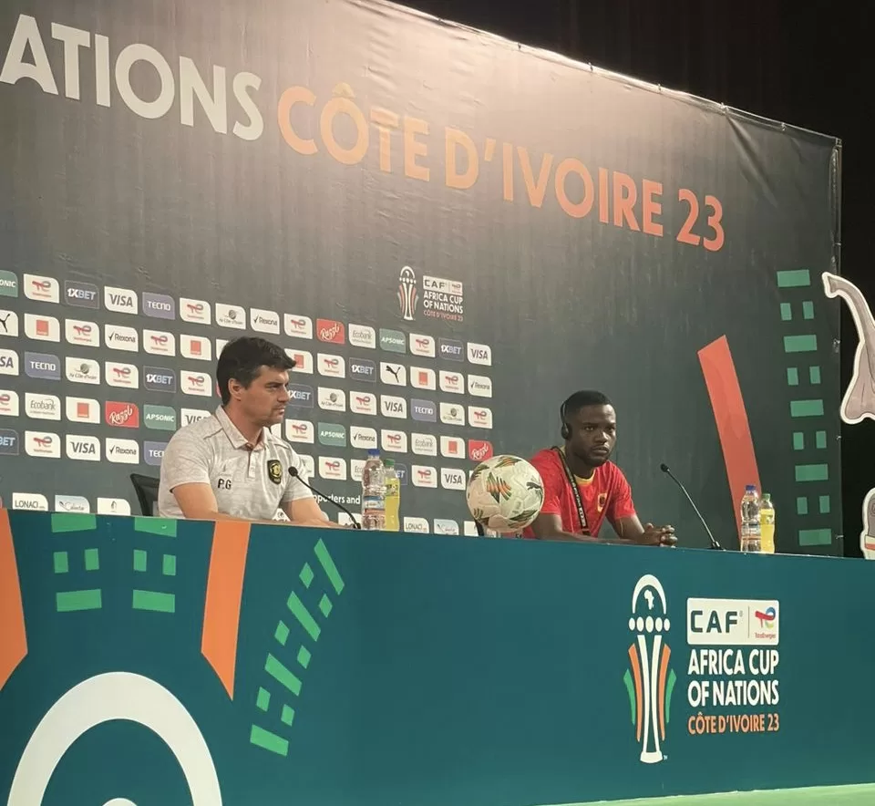 Deux hommes assis derrière une table de conférence lors de la Coupe d’Afrique des Nations Côte d’Ivoire 23