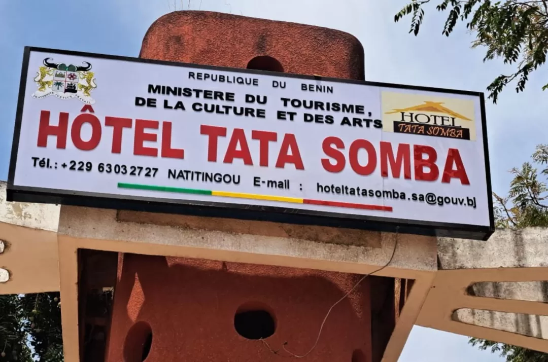 Panneau indiquant l’hôtel Tata Somba avec coordonnées et mention du ministère du tourisme, de la culture et des arts