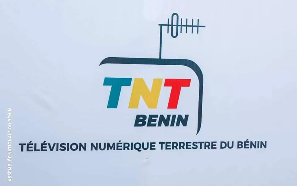 Logo coloré TNT BENIN avec une antenne stylisée et le texte Télévision Numérique Terrestre du Bénin sur fond blanc