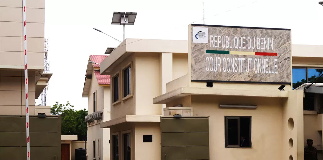 Façade d un bâtiment officiel avec une enseigne République du Bénin Cour Constitutionnelle sur un mur beige