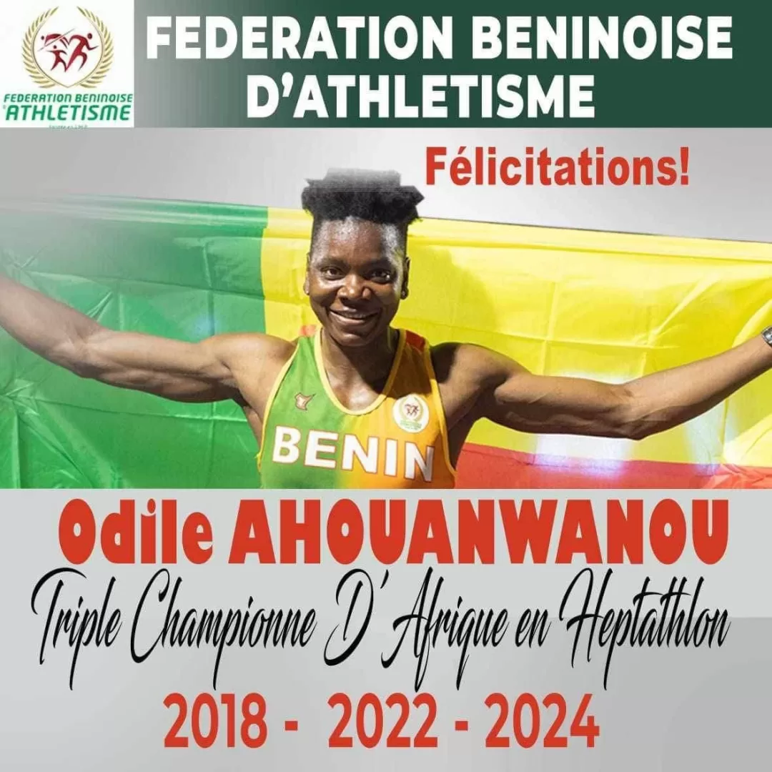athlète souriant bras écartés devant un drapeau aux couleurs vert, jaune et rouge avec texte de félicitations et fédération d’athlétisme