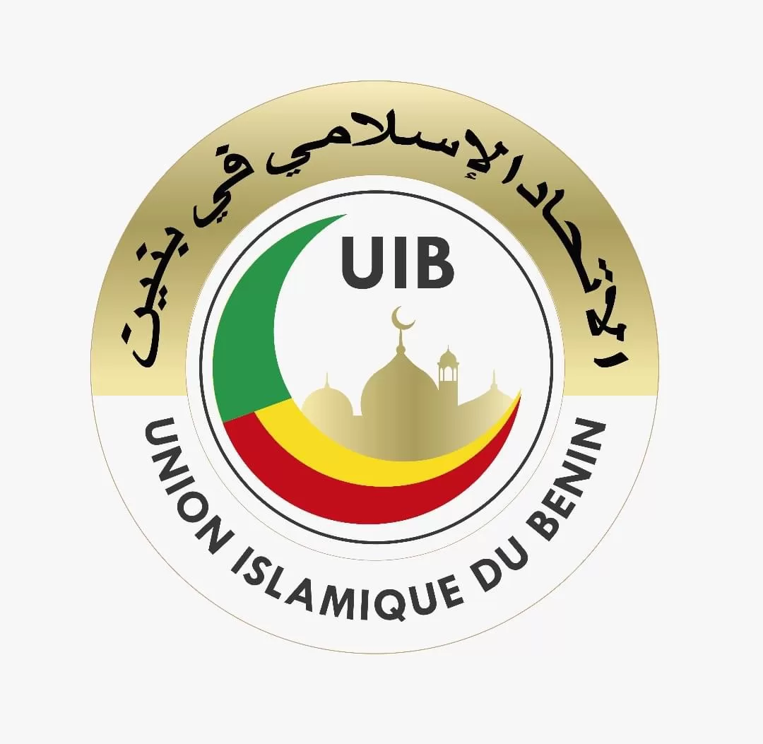 Logo rond avec des couleurs vert, jaune et rouge, silhouette de mosquées et textes en arabe et français Union Islamique du Bénin