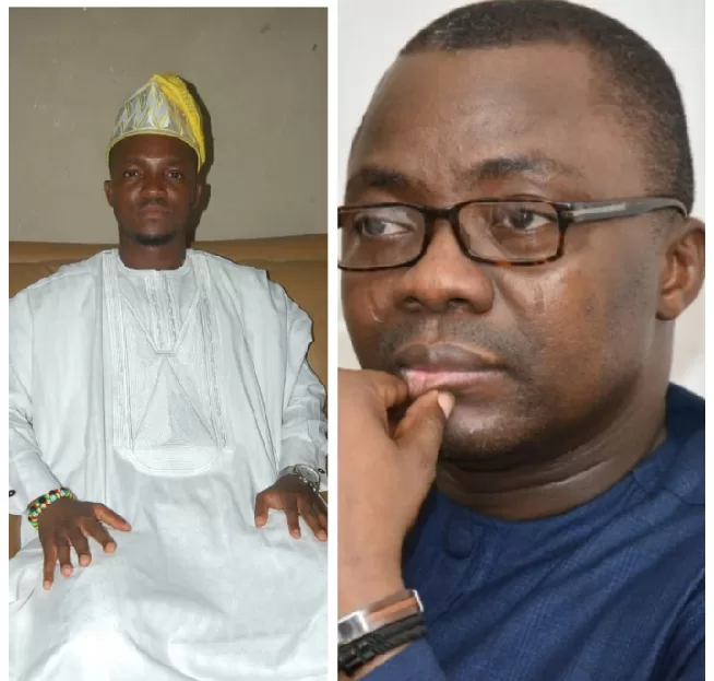 Homme en tenue traditionnelle assis et homme portant des lunettes avec main sur le menton en position pensive