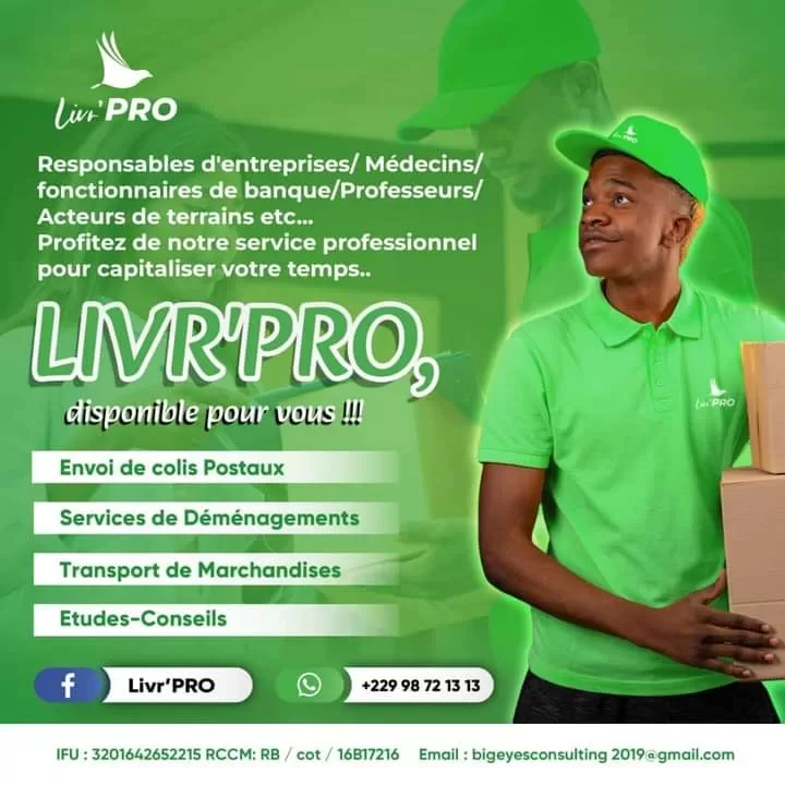 Homme en polo et casquette vertes tenant des colis avec un texte publicitaire sur un service de livraison et transport