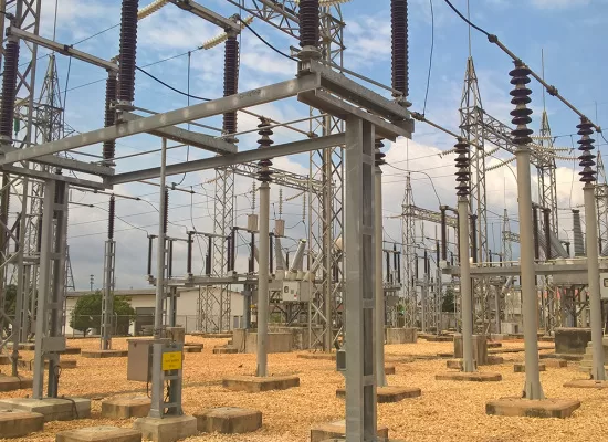 Installation électrique composée de pylônes, câbles et équipements dans une station de distribution électrique en plein air