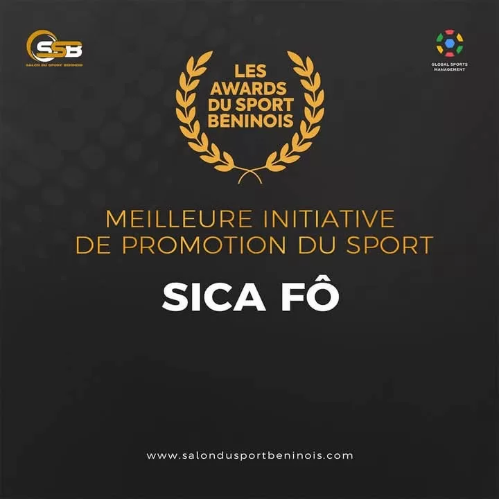 Affiche noire avec texte doré et blanc indiquant la meilleure initiative de promotion du sport et un logo avec une couronne de lauriers