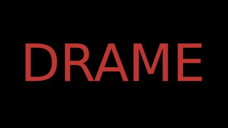 DRAME en lettres rouges sur fond noir