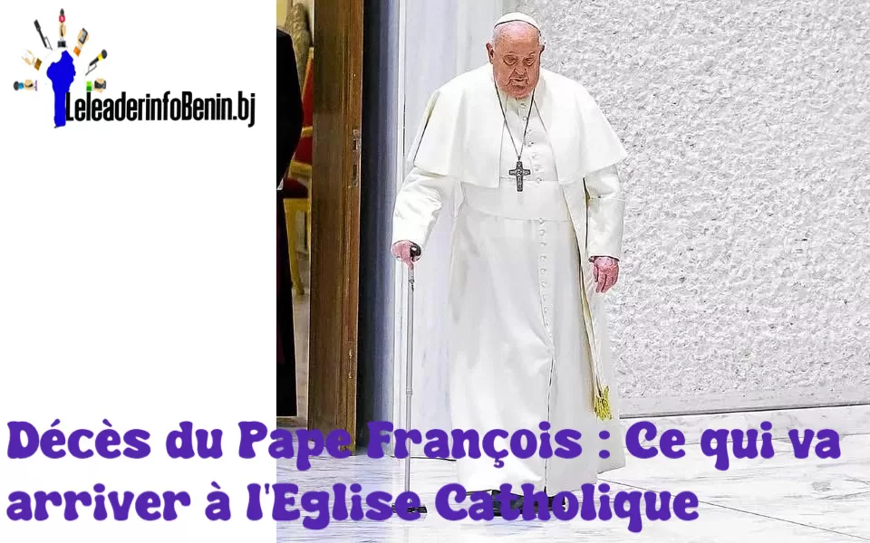 Un homme âgé vêtu d'une robe blanche avec une croix autour du cou s'appuie sur une canne en marchant.