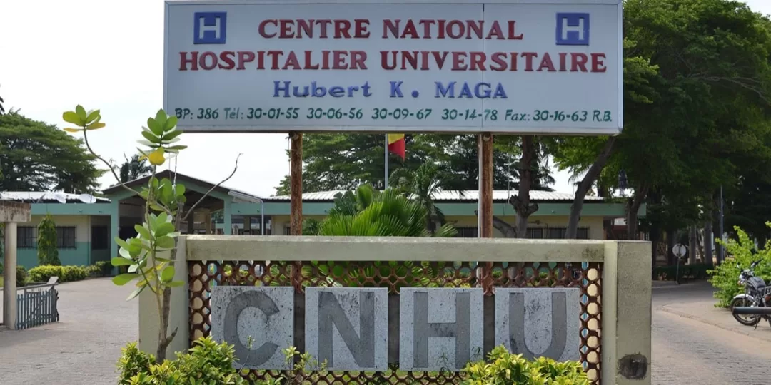 Entrée principale d un centre hospitalier universitaire avec un panneau affichant son nom et ses coordonnées visibles