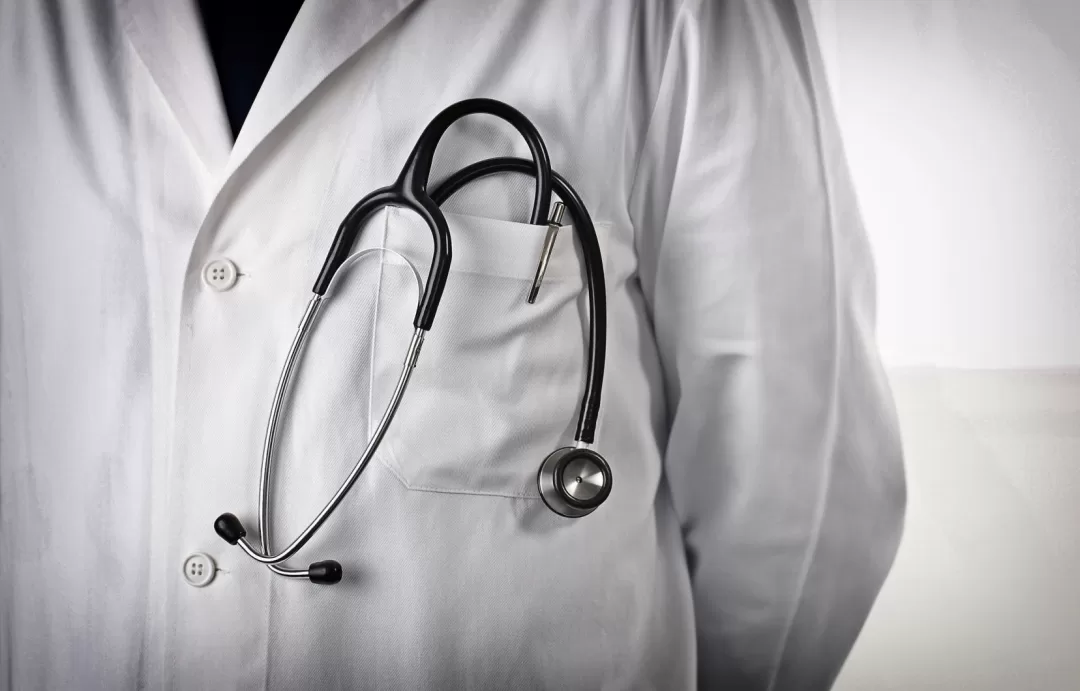 Buste d une personne en blouse blanche avec un stéthoscope noir suspendu à la poche poitrine