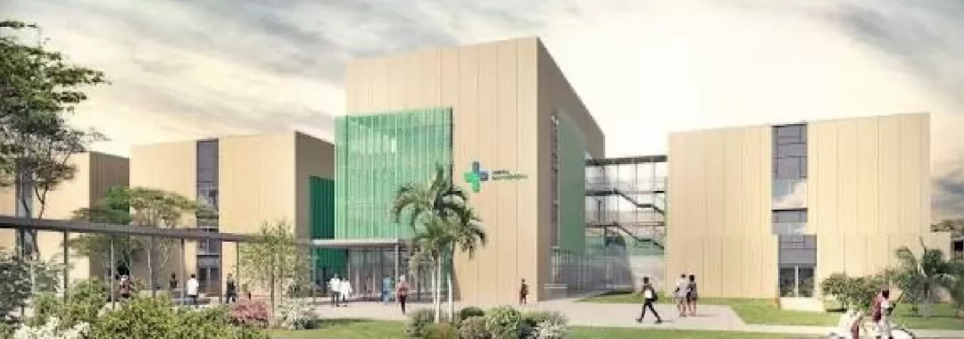 Bâtiment moderne avec une façade claire et un grand symbole de croix verte entouré d'espaces verts et de personnes en marche