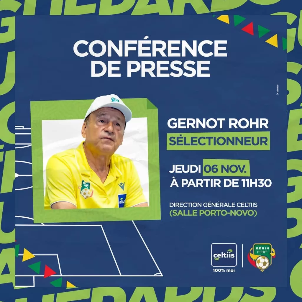 Homme en polo jaune et casquette blanche assis lors d une conférence de presse avec texte informatif autour