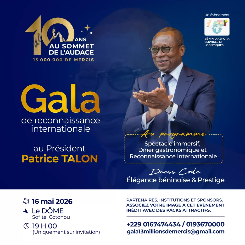 Homme en costume bleu et lunettes, souriant et applaudissant, sur fond bleu avec texte annonçant un gala de reconnaissance internationale