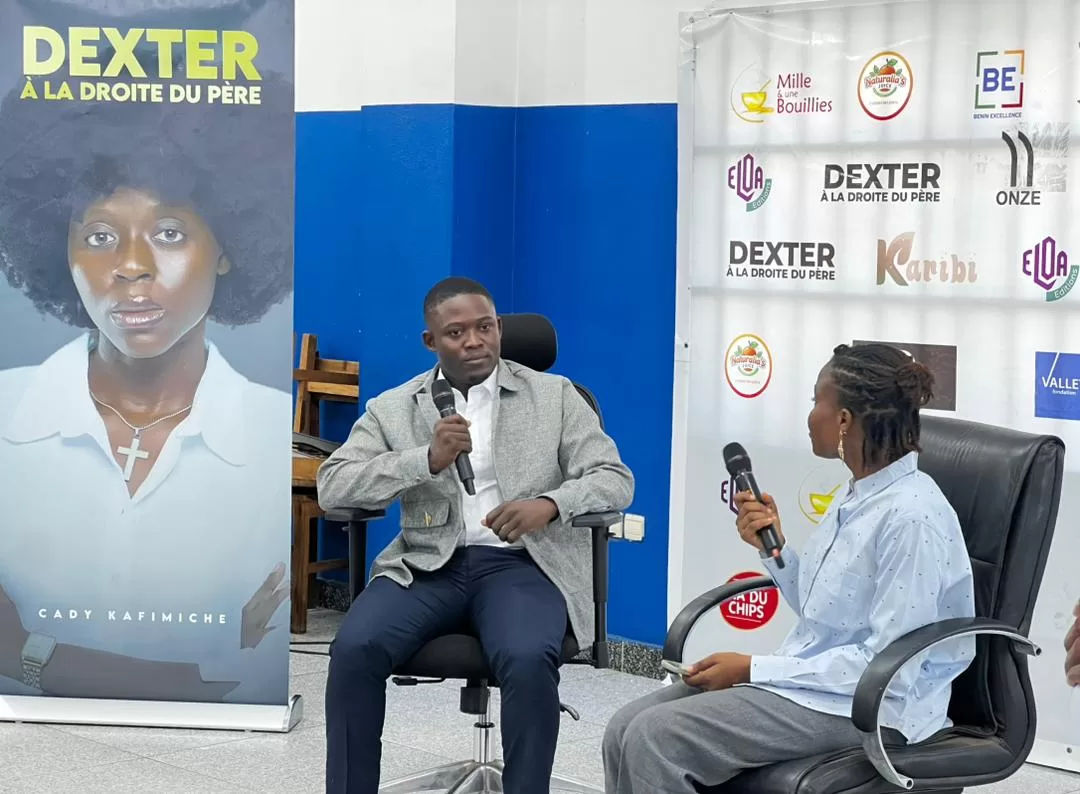 Cady KAFIMICHE présentant son livre Dexter : À la droite du père