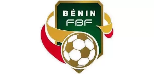 Logo vert et or de la fédération béninoise de football avec un ballon stylisé au centre