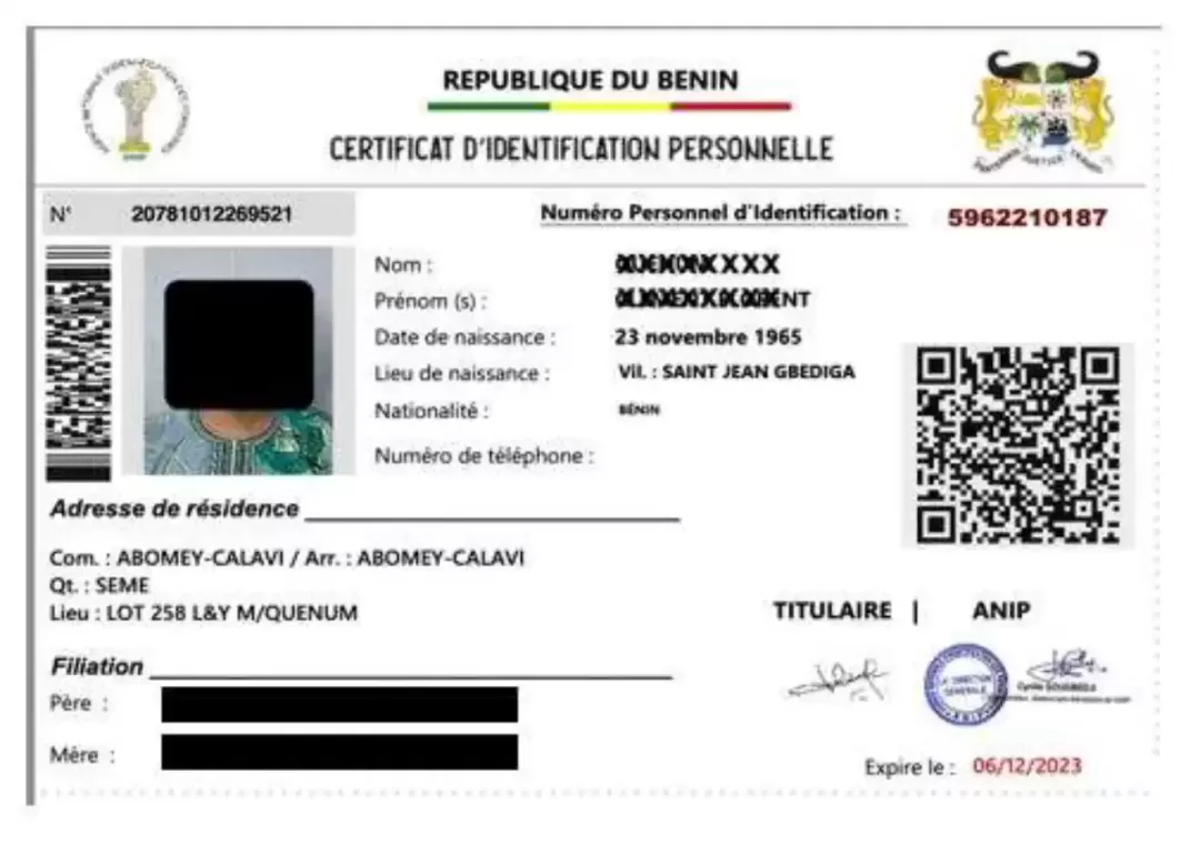 Carte d'identité nationale avec photo pixelisée, codes-barres, QR code et détails personnels masqués partiellement