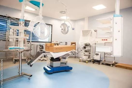 Salle d’opération propre et bien équipée avec table chirurgicale et divers appareils médicaux modernes
