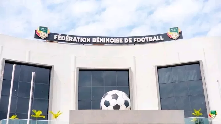Façade d un bâtiment moderne avec un ballon de football géant et un panneau Fédération Béninoise de Football