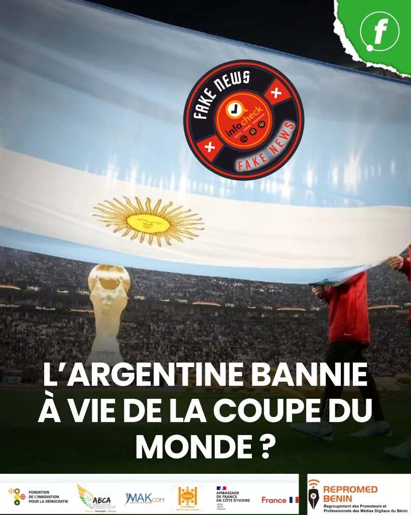 Un drapeau bleu blanc avec un soleil jaune est porté par deux personnes dans un stade rempli de spectateurs avec un trophée doré au premier plan