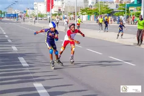 Deux enfants en rollers s’affrontent sur une route urbaine fermée à la circulation pendant une compétition sportive
