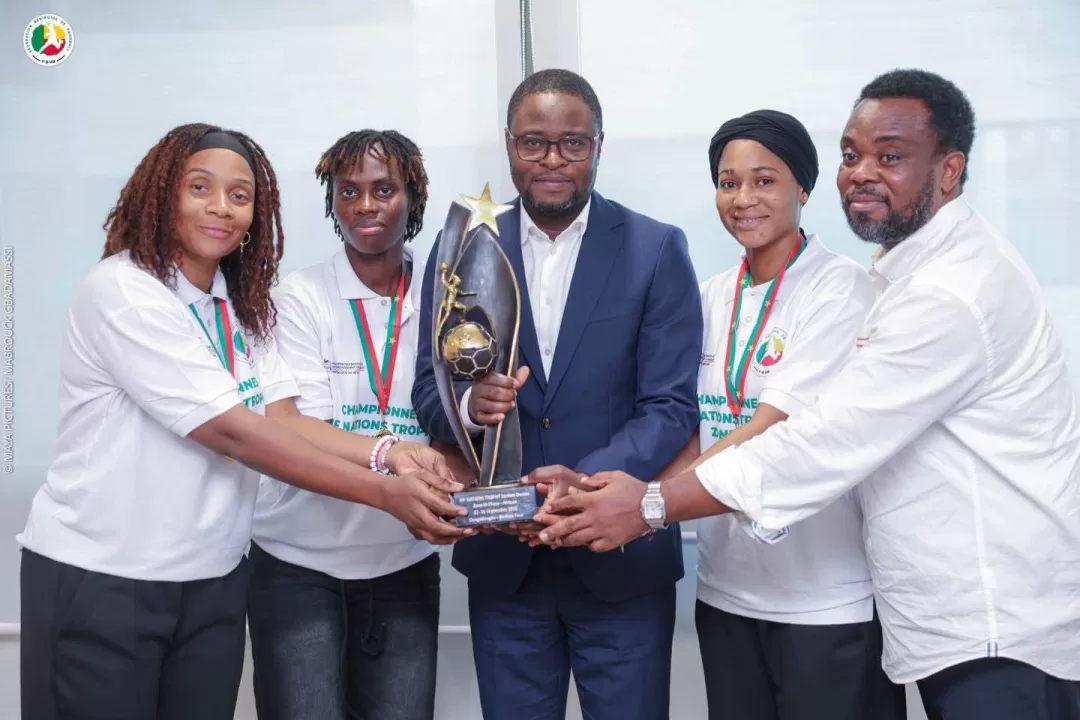 Le ministre des sports en compagnies des Amazones du Handball