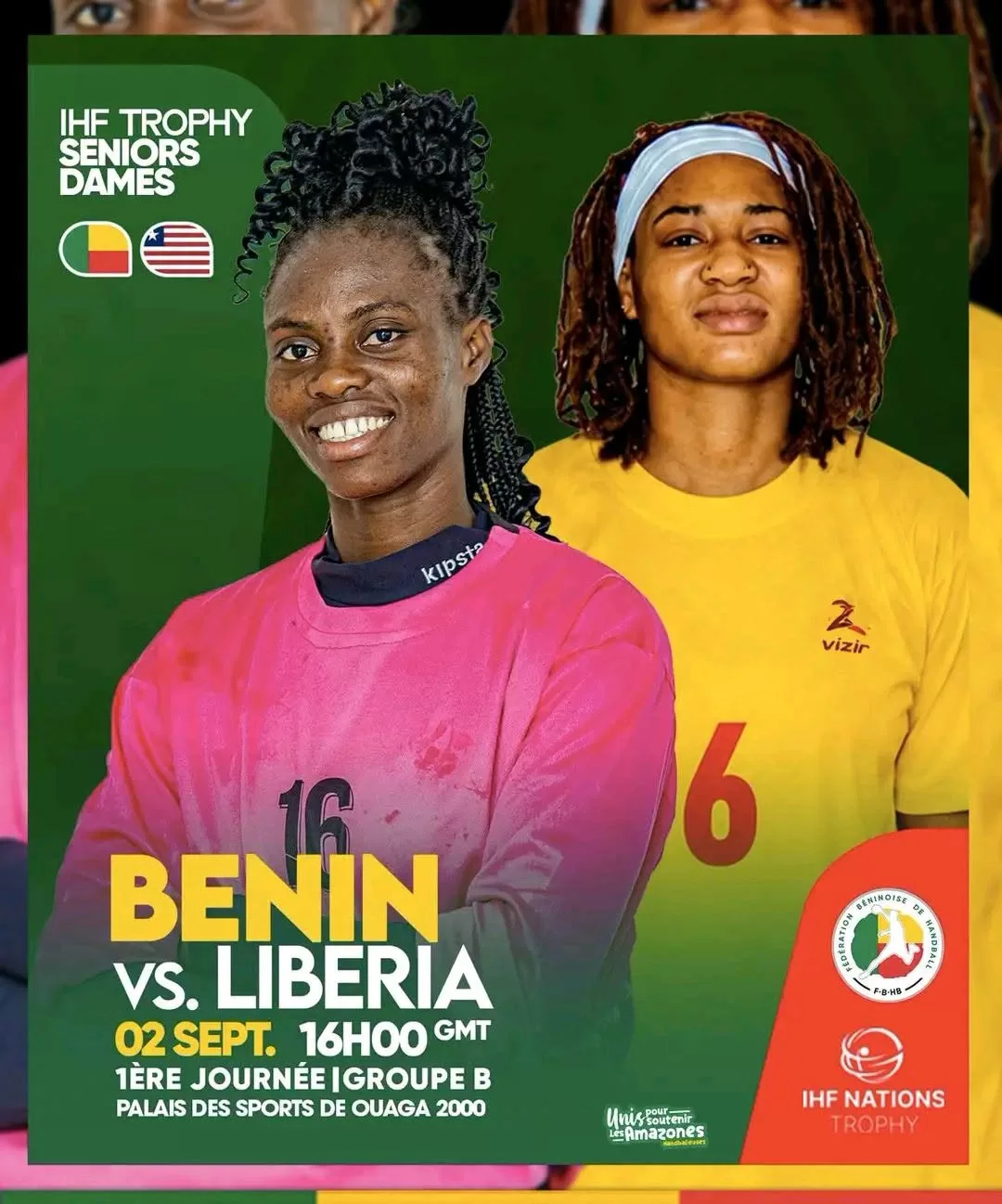 Deux joueuses de handball en maillots numéro 16 posent avec un fond vert et des drapeaux sur fond jaune et rouge