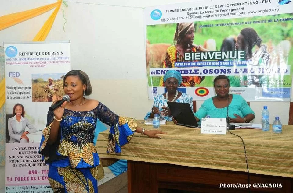 Raïmath Djibril Moriba, présidente de l’Ong Femmes Engagées pour le Développement (Fed) devant le pupitre