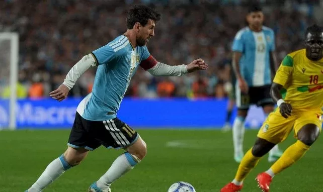 Lionel Messi face à un joueur béninois